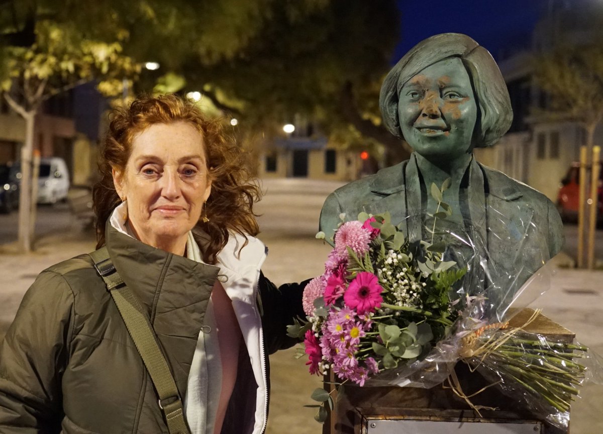 Bon vespre, a tothom. Aquest cap de setmana n'Aurora  lluïa ben florida. Per combatre el feixisme, flors i llibres! 💐⚘️📚
Ahir vespre, n'Aurora envoltada de Dones dels Països Catalans! 💜✊️
#EstimadaAurora