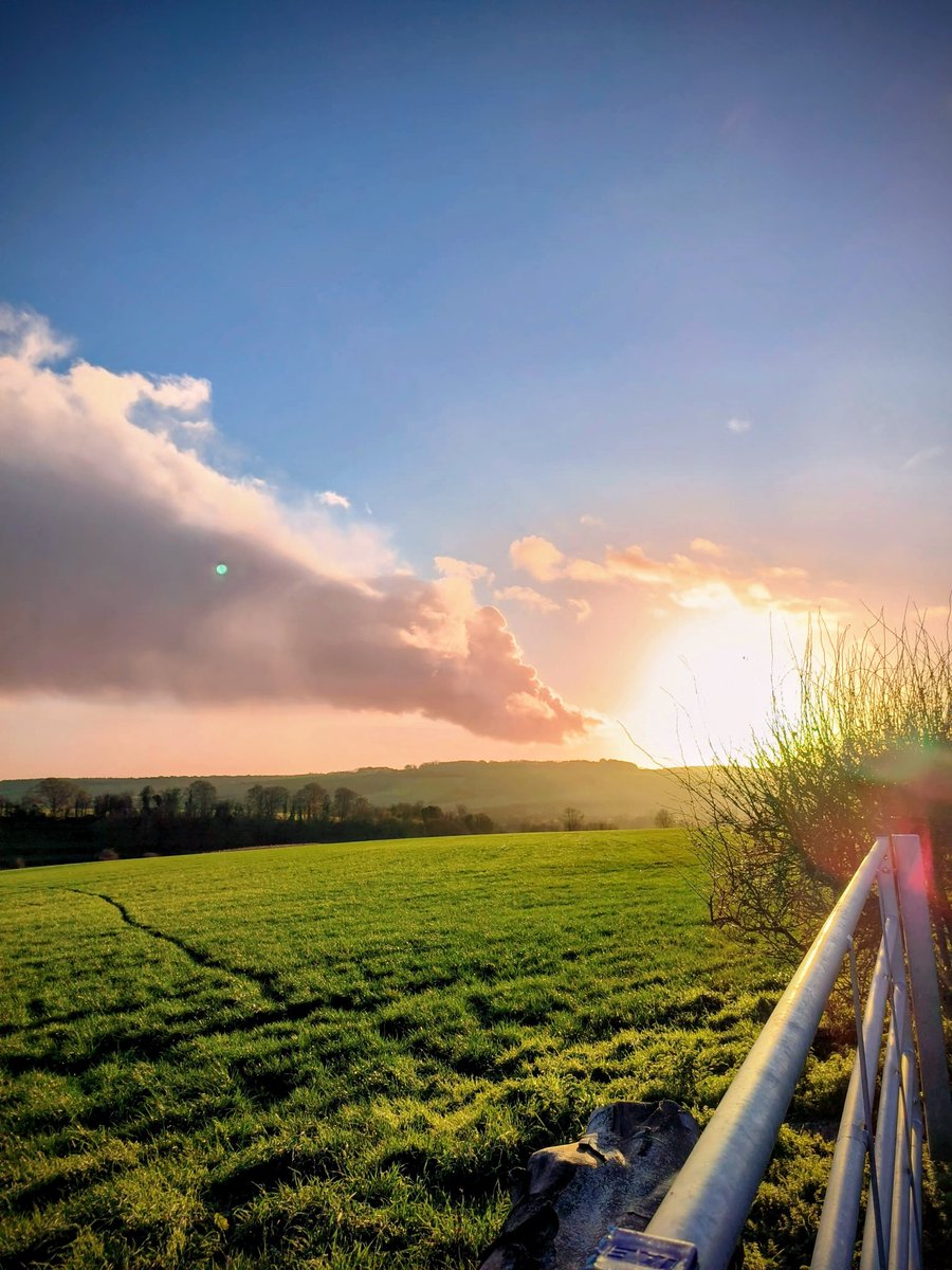 LadyGrace27's tweet image. Thank you for holding me near,
For calming my doubt, for wiping my tear.
For loving me softly, for seeing me true,
For all that you are, and all that you do...💚

#sundayvibes  
#anode #poem #forhim 
#thankyou #grateful