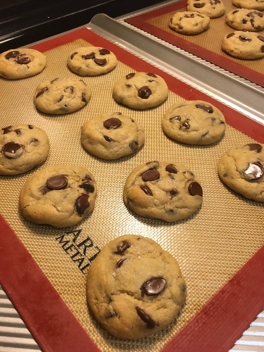 DrJenChen4kids's tweet photo. Ok #KidVengers, we have some catching up to do! First 5 ppl to donate $100+ and DM proof will get cookies sent by Xmas (sample photo but can make other kinds too) #HCWvsHunger #SundayVibes #DocsWhoBake @TchouMd @EmpiricGame @stlsportsmed @DoctorSadieL @StefThomasMD @NdidiUnaka https://t.co/wk2rvp2zj7