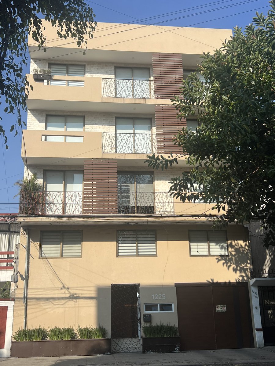 UlinLourdes's tweet image. MALTRATO ANIMAL!  Viven en un balcón, les da la lluvia el frío Nicolás San Juan 1225  depto 401 COL DEL VALLE deleg Benito Juárez entre Pilares y Matías Romero