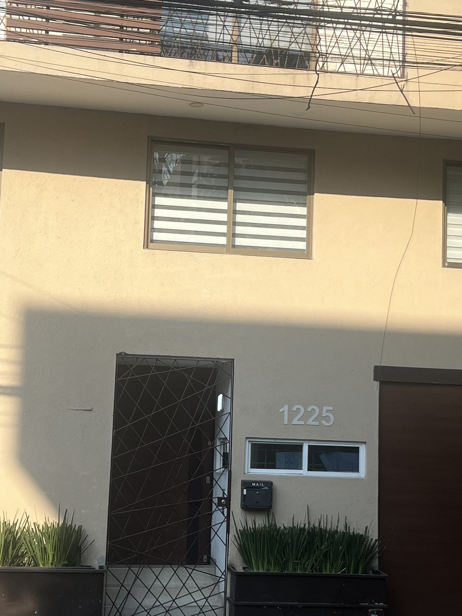 UlinLourdes's tweet image. MALTRATO ANIMAL!  Viven en un balcón, les da la lluvia el frío Nicolás San Juan 1225  depto 401 COL DEL VALLE deleg Benito Juárez entre Pilares y Matías Romero