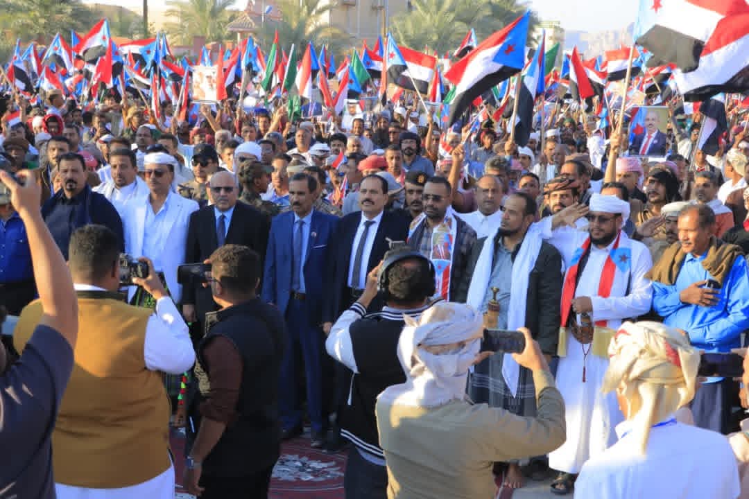 بدعوة من المجلس الانتقالي.. أبناء حضرموت يحتشدون في مليونية الذكرى الـ58 لعيد الاستقلال الجنوبي في مدينة سيئون

الأحد ٣٠ نوفمبر ٢٠٢٥- إدارة الإعلام والثقافة بالهيئة التنفيذية المساعدة للمجلس الانتقالي الجنوبي لشؤون مديريات وادي وصحراء حضرموت

شهدت مدينة سيئون اليوم الاحد، حشودًا