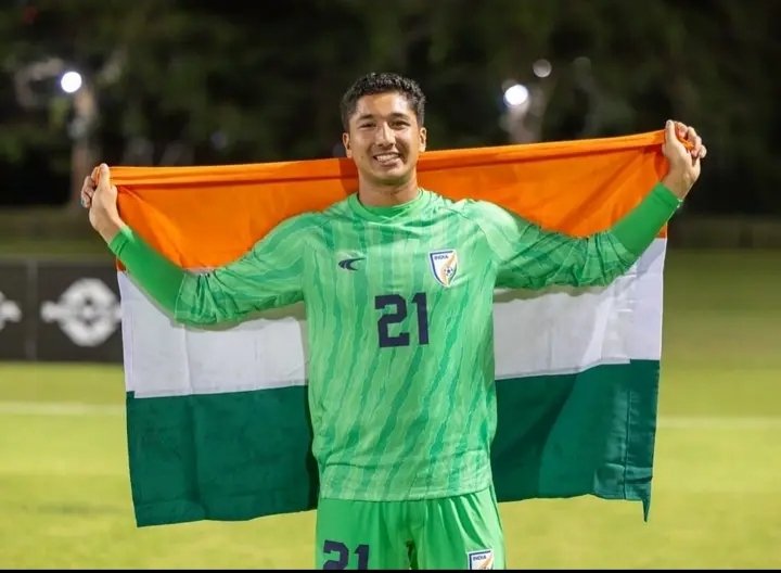 EklavyaJha98's tweet photo. Brother, the performance he gave today reminds me of the entire 2019 India vs Qatar match where Gurpreet paji gave a fabulous miracle performance, he has given the same performance today.
He is beauty beauty he is 🫡😭😘
#wallofIndia #Indiaqualified https://t.co/uR17a7YFmV