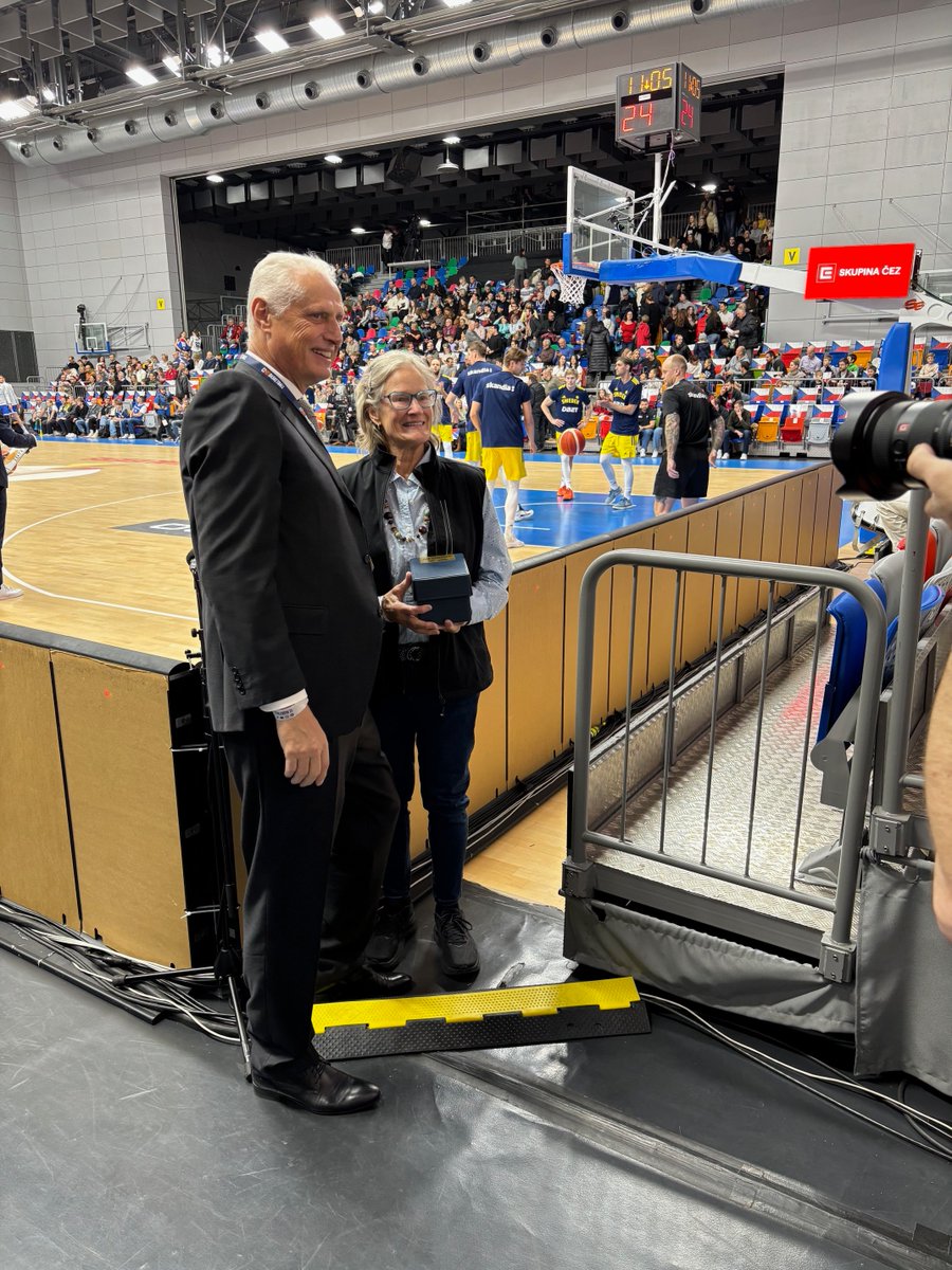 Luke_Mellow's tweet photo. Former NBA Nugget Bill Hanzlik has been awarded the Fatherland Order of Excellence from the Czech Basketball Federation and National Basketball Museum for 2025. His sister Karen received the award on his behalf at a Czech national team game in Prague. #hanzlik #czech @GoldCrownCO https://t.co/BSDpezTpAI