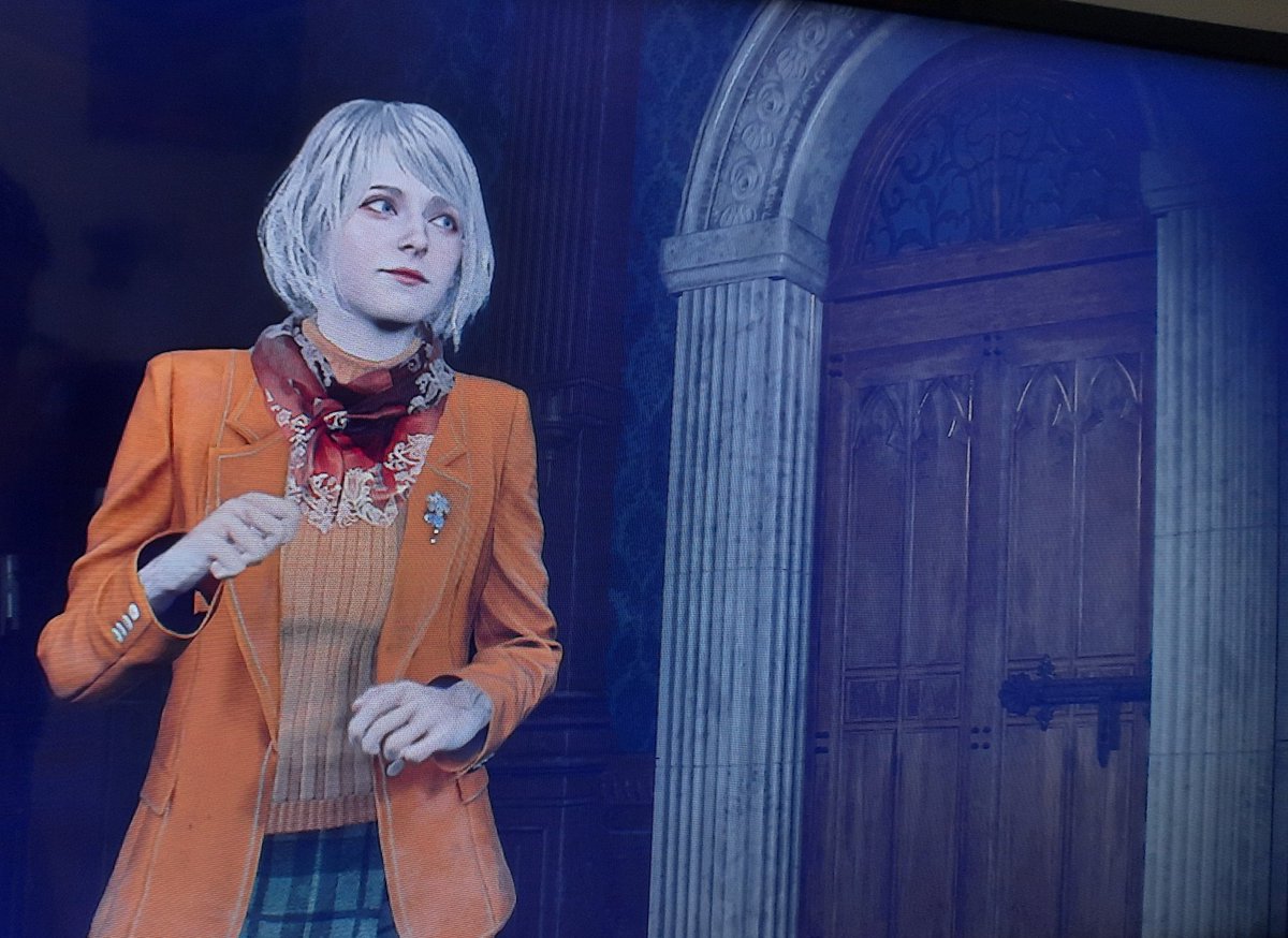 É realmente impressionante o quanto conseguiram melhorar a Ashley no remake de Resident Evil 4. Pegaram uma personagem, que no original, era super irritante e, literalmente, ninguém gostava; e transformaram em alguém super carismática e amável. Totalmente o oposto uma da outra.