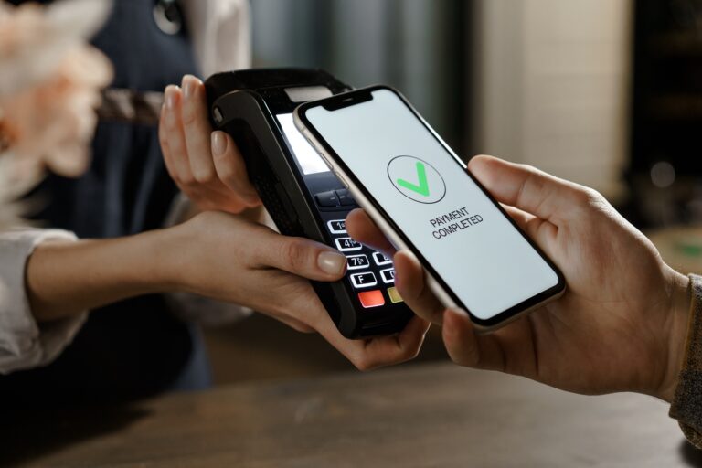 Speedynewsgr's tweet image. Υποχρεωτική από αύριο η δυνατότητα πληρωμής μέσω IRIS σε όλες τις επιχειρήσεις - tinyurl.com/2387tb54
#B2C #IRIS #ΑΑΔΕ #επιχειρήσεις #πληρωμές