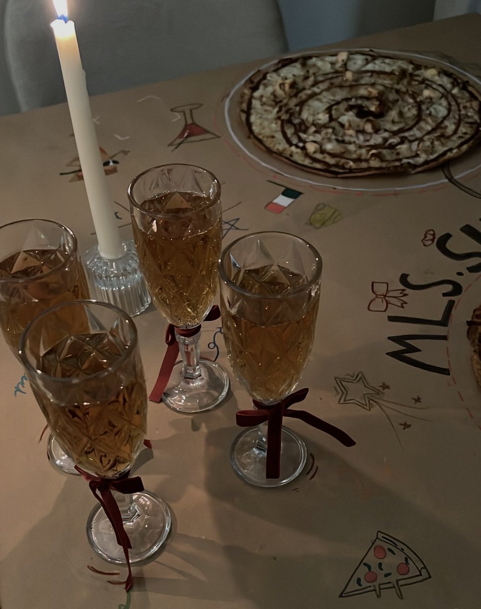 Aromao01's tweet image. We had our pizza night 
We thought it would be fun but since we’re hating anything related to arts and drawing.. we were basically screwed
#pizzanight #pizza #girlsnight