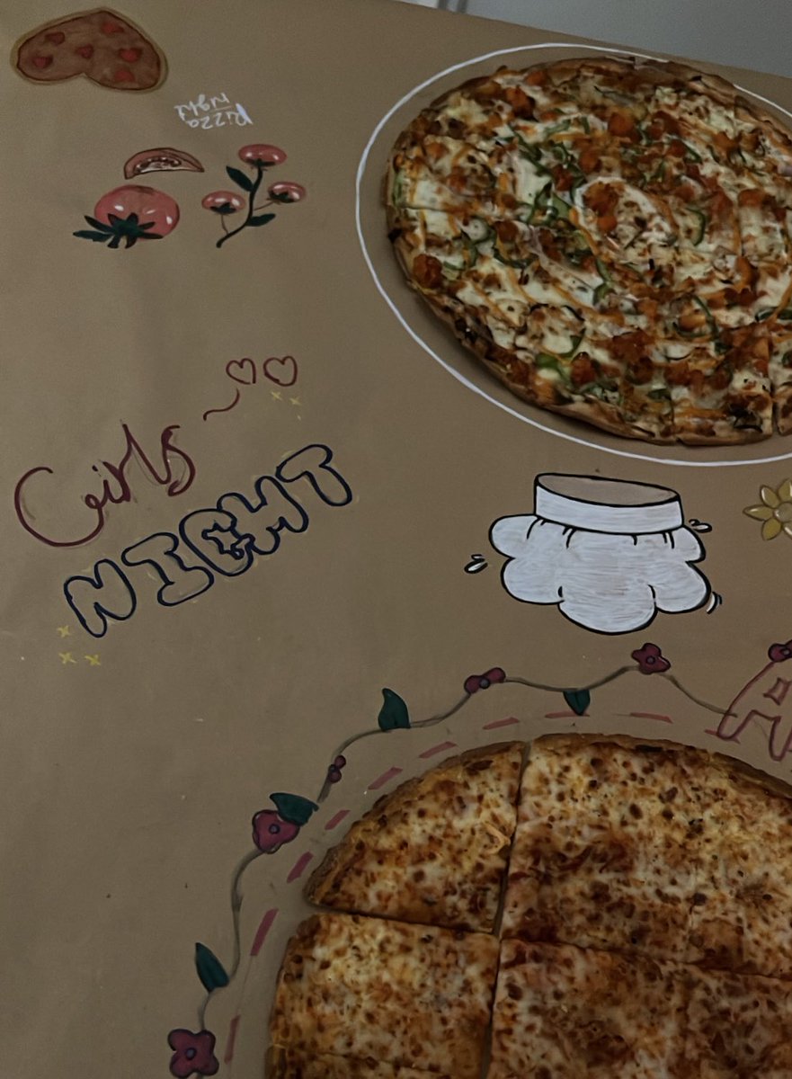 Aromao01's tweet image. We had our pizza night 
We thought it would be fun but since we’re hating anything related to arts and drawing.. we were basically screwed
#pizzanight #pizza #girlsnight