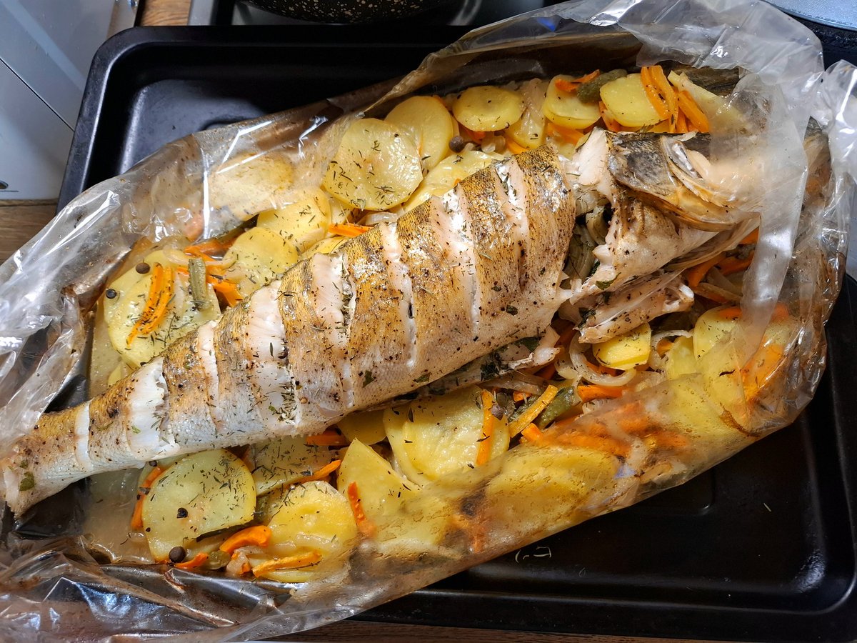 syshell_1305's tweet image. А на ужин у нас Бог послал судака по-русски, запечённого с овощами и соленьями.
Приятного аппетита!