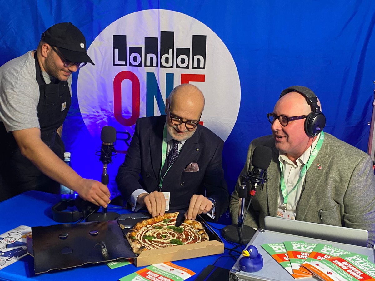 LondonOneRadio's tweet image. Che bella giornata “la pizza non ha bisogno di traduzioni e un linguaggio universale “ @InigoLND @ItalyinUK @ItalyinLDN #pizza #michelepascarella