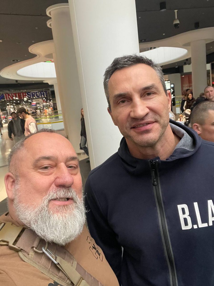 Хто впізнав відомого спортсмена і подаючого надії аматора. 
Став вподобайку.

Подарував йому книжку #Капучино.