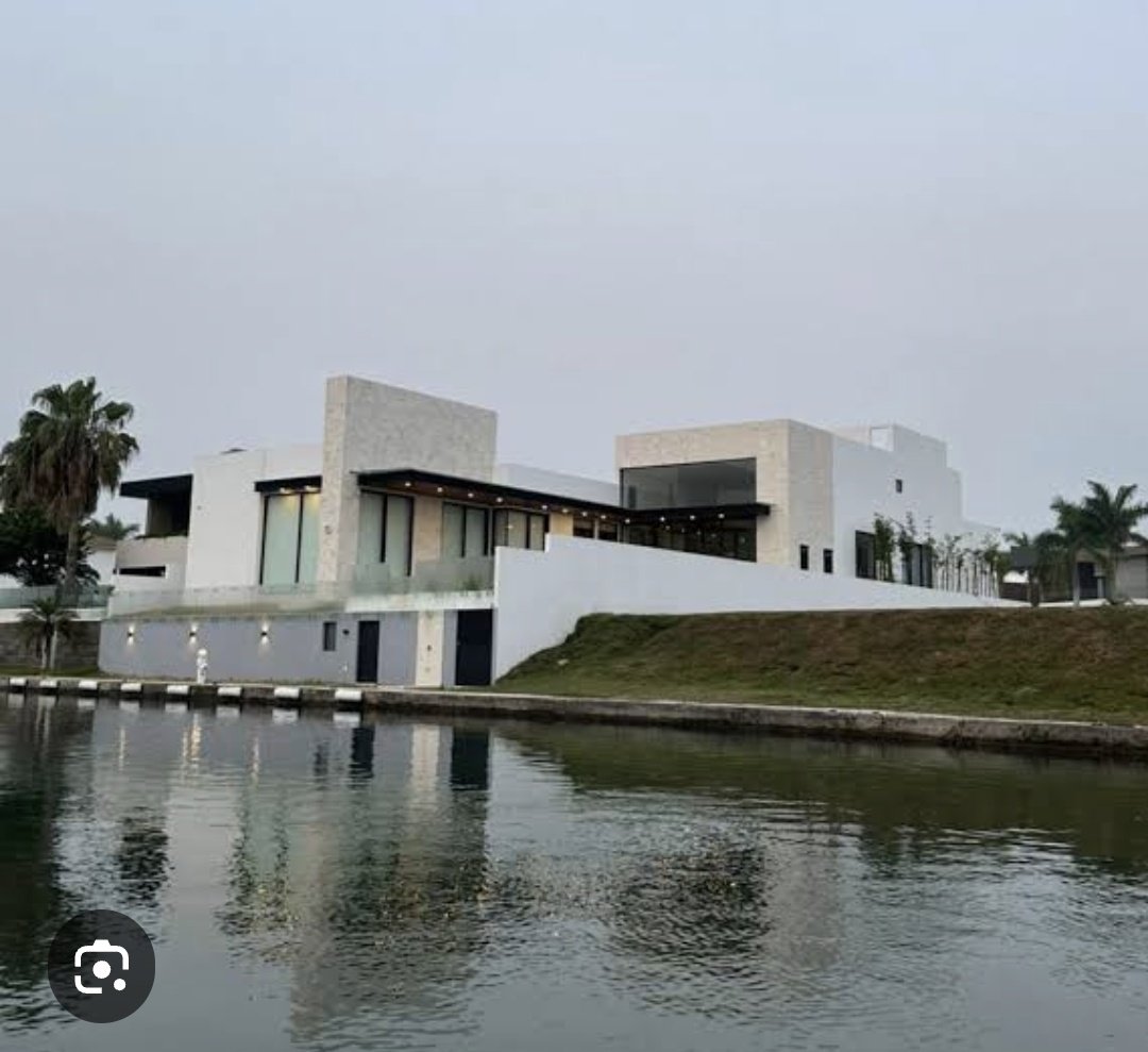 Que no se olvide que Rocío Nahle tiene una casa de 30 millones de pesos y un departamento en Nueva York valuado en 5 millones de dólares 

Pura Corrupción