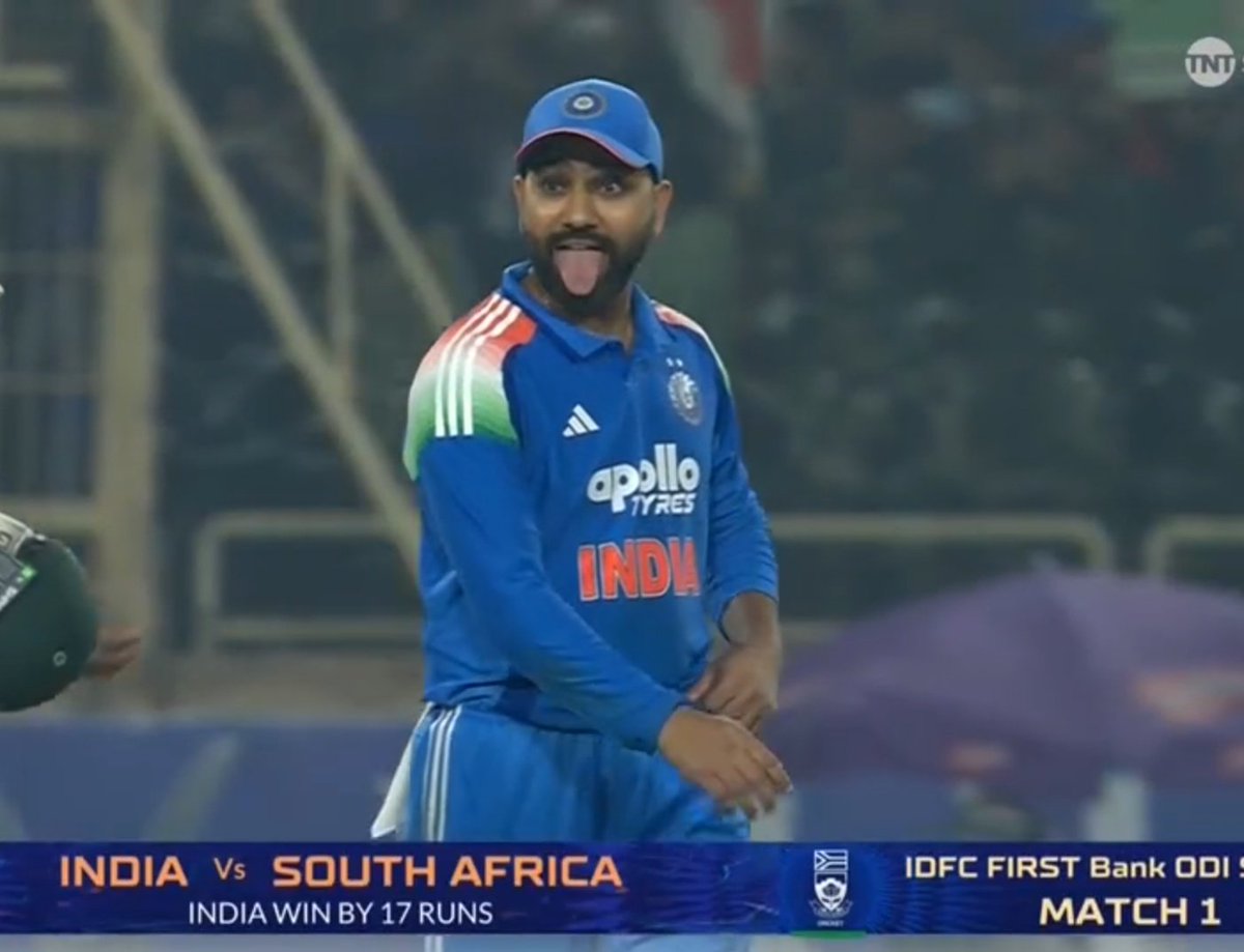 Rohit Sharma's reaction to SA coach after taking that winning catch 😭😭