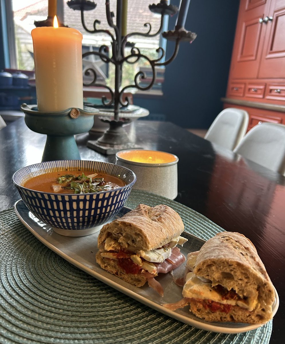 DeirdreGiblin1's tweet image. Lunch of roasted tomato &amp;amp; pepper soup with a parma ham, brie &amp;amp; tomato baguette 😋