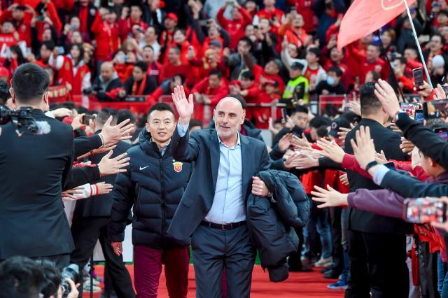 On Saturday evening, Shanghai Port held its season review party, titled “Three Consecutive Titles — Four Stars Shining Over Shanghai”, at the Pudong Football Stadium. Amid thunderous applause, the entire top-team coaching staff, players and team personnel took the stage.