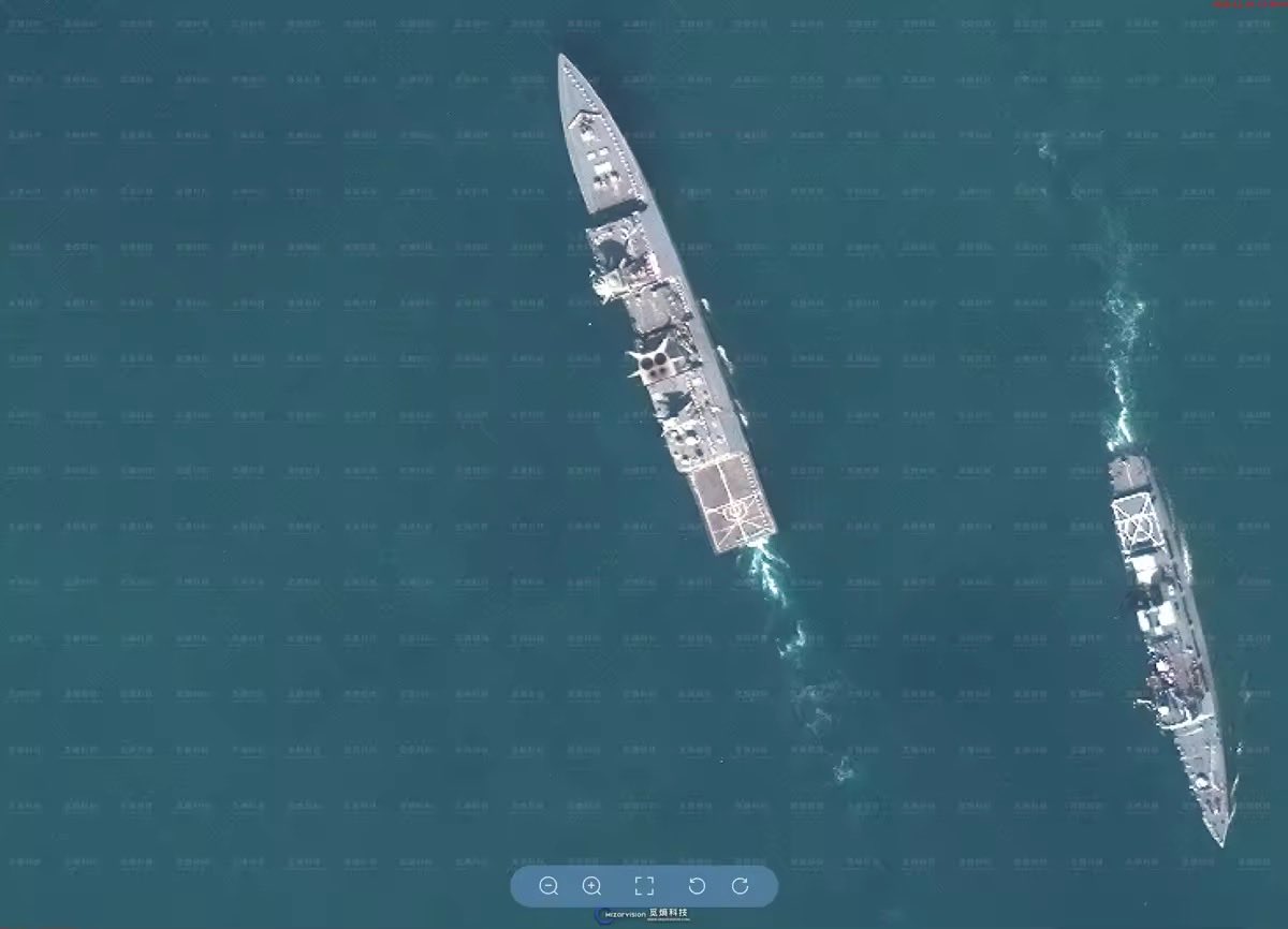 lobsterlarryliu's tweet image. High-definition satellite captured multiple foreign naval vessels participating in the International Fleet Review 2025 in Sri Lanka, including the Indian aircraft carrier INS Vikrant and naval vessels from Russia, Iran, Malaysia, Pakistan, and Bangladesh.Via Mizarvision #OSINT