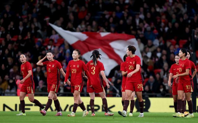 In the encounter between Asian champion and European champion, China women's team was thrashed by England women's team 8-0 in front of 74611 spectators in Wembley Stadium on Saturday evening, equalling the largest losing margin in the history of China women's national team.
