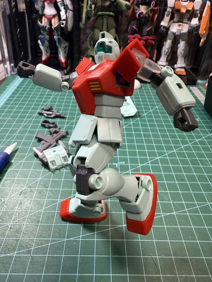 Saigaiori's tweet photo. あれから肩をEGのガンダム移植して、膝を半二重関節的な感じにしてある程度可動域を広げました😄後はディテールぐらいかなぁ💦 https://t.co/8KOreROwCn