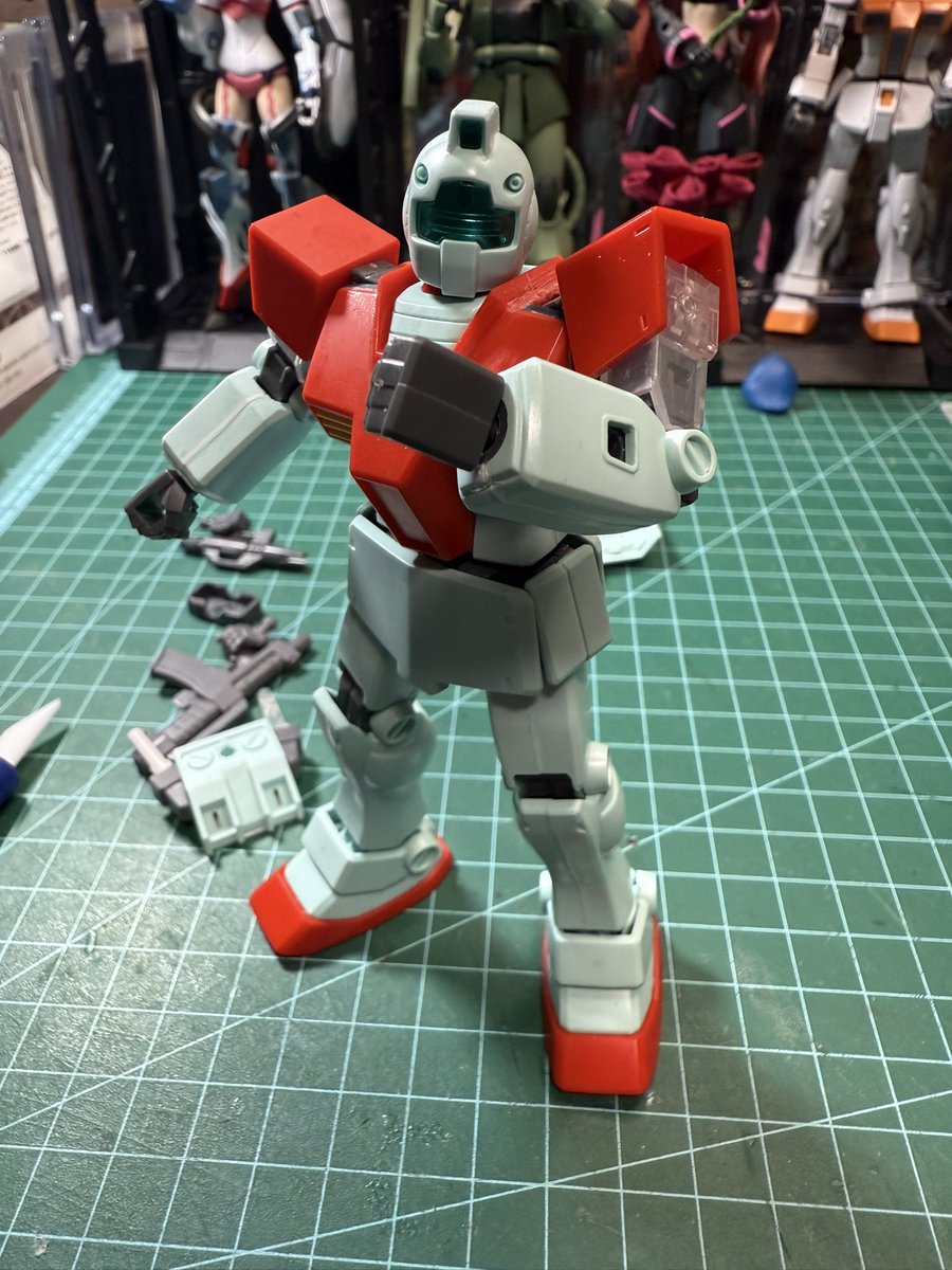 Saigaiori's tweet photo. あれから肩をEGのガンダム移植して、膝を半二重関節的な感じにしてある程度可動域を広げました😄後はディテールぐらいかなぁ💦 https://t.co/8KOreROwCn