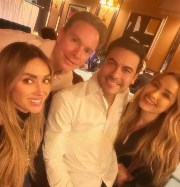 CarLon_2020's tweet image. Cómo dirías TAPÁNDOLE EL OJO AL MACHO con una imagen... 👇 Y es que se rumora que a raíz de la participación de CARLOS RIVERA Y ANAHÍ en el programa ¿QUIÉN ES LA MÁSCARA? Ha surgido una fuerte amistad entre las parejas, y mucho más estrecha entre RIVERA Y MANUEL VELASCO. 😱😱😱