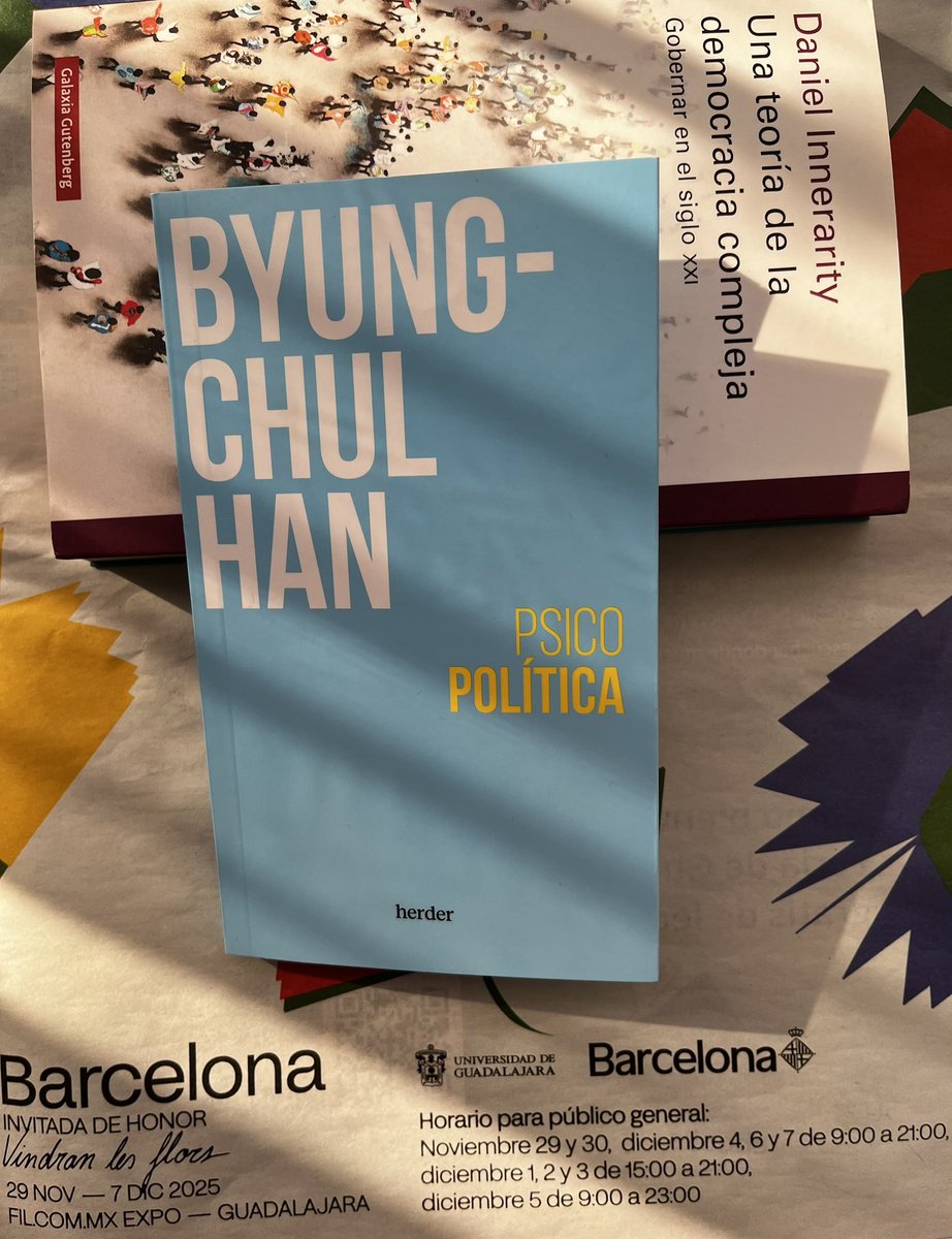 ramiro_mg's tweet photo. ¿Por qué venir a la FIL- GDL si el libro de Byung- Chul Han lo envía Amazon en 24 horas? 
Hojear los libros me libera, por ahora, de las cookies y el algoritmo que ya conoce cada crisis intelectual. 
Una parte del pesimismo de Chul Han con la extracción de datos que despolitiza https://t.co/Eq1edpfxgx