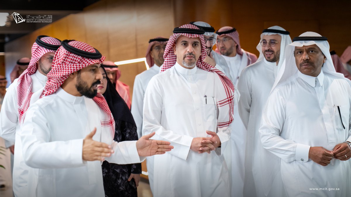 McitGovSa's tweet image. بحضور معالي نائب وزير الاتصالات وتقنية المعلومات المهندس هيثم العوهلي @halohali، ومعالي نائب وزير الحج والعمرة الدكتور عبدالفتاح مشاط، استضافت #ديوانية_كود عددًا من رواد الأعمال في قطاع الحج والعمرة لبحث الفرص الواعدة واستعراض الحلول الرقمية المبتكرة ومناقشة سبل توسيع نطاق…