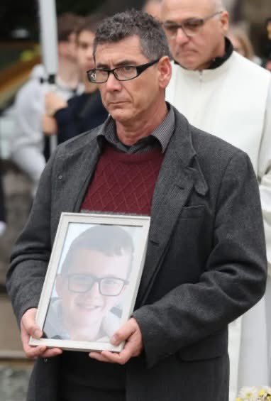 indifferenza politica 
qualcuno nota delle asimmetrie?

i funerali non vengono trasmessi in diretta nazionale, 
non ci sono discorsi da leggere nelle scuole, 
nessuna cordata di parlamentari si sbatterà per fare di questo padre un simbolo, un ambasciatore dei diritti, un
