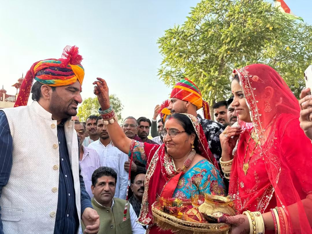 hanumanbeniwal's tweet image. आज बीकानेर में कॉमरेड श्री हनुमान जी चौधरी के परिवार में आयोजित वैवाहिक कार्यक्रम में सम्मिलित हुआ |