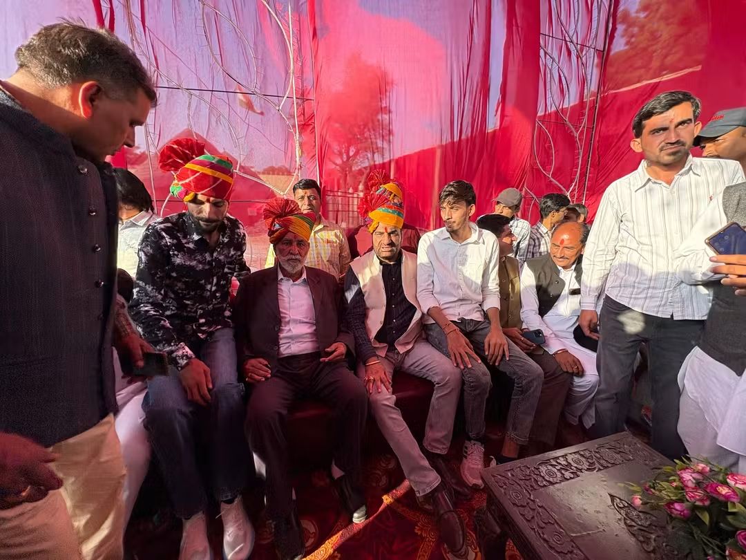 hanumanbeniwal's tweet image. आज बीकानेर में कॉमरेड श्री हनुमान जी चौधरी के परिवार में आयोजित वैवाहिक कार्यक्रम में सम्मिलित हुआ |