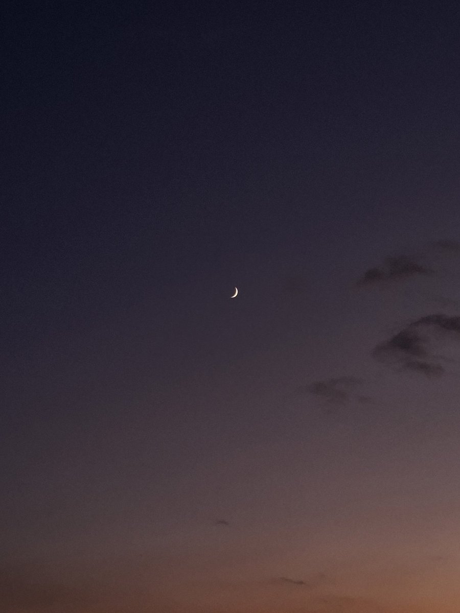 تَبَارَكَ الَّذ۪ي جَعَلَ فِي السَّمَٓاءِ بُرُوجًا وَجَعَلَ ف۪يهَا سِرَاجًا وَقَمَرًا مُن۪يرًا

Gökte burçları var eden, onların içinde bir çerağ (güneş) ve nurlu bir ay barındıran Allah, yüceler yücesidir.

| Furkân Sûresi, 61