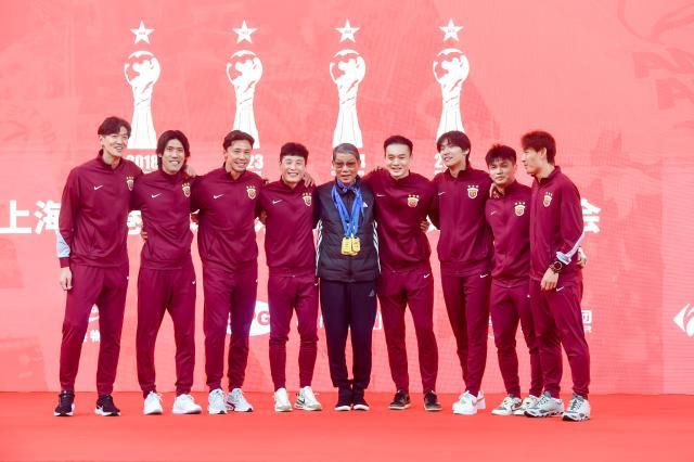 Xu Genbao, the founder of Shanghai Port's predecessor was invited to the event. Speaking with great emotion, the legendary coach said: “Congratulations to Shanghai Port on winning three consecutive titles. I hope the club will continue to push forward, produce more outstanding