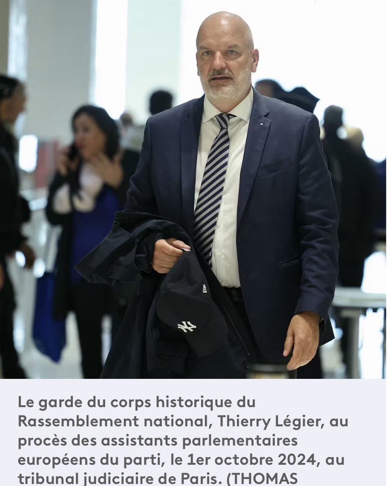 MARCLANDES40's tweet image. Et il a toujours ce garde du corps derrière ses fesses en permanence.. 🤣🤣🤣 même la protection est fictive !!