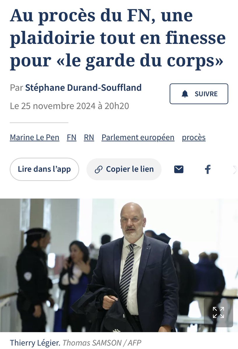 MARCLANDES40's tweet image. Et il a toujours ce garde du corps derrière ses fesses en permanence.. 🤣🤣🤣 même la protection est fictive !!