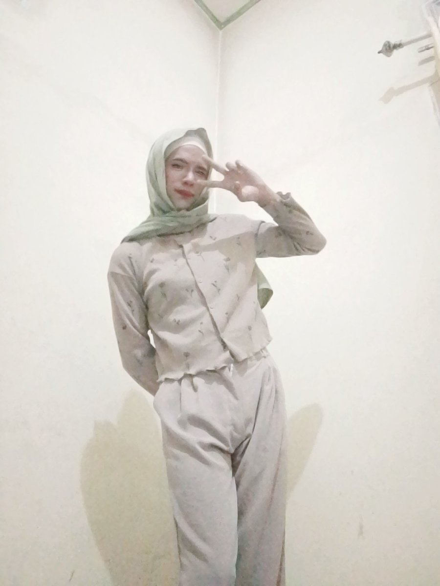 CderViola's tweet photo. singel era😅😌

#waria #cderindo #cderhijaber #cderindonesia #cderhijab #wariahijab #crossdressermuslimah #crossdresserIndo https://t.co/HgF6saZBkq