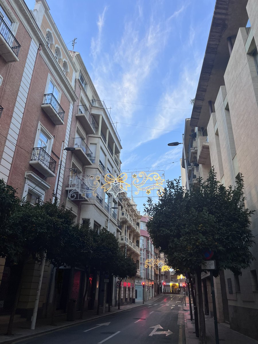 Murcia.
30 de noviembre de 2025
17:35h.

Innecesario en fondo y forma. Ni es Navidad ni son horas para que la ciudad “luzca” así. Gastos que son pan y circo. 

#Murcia #Navidad #panycirco
