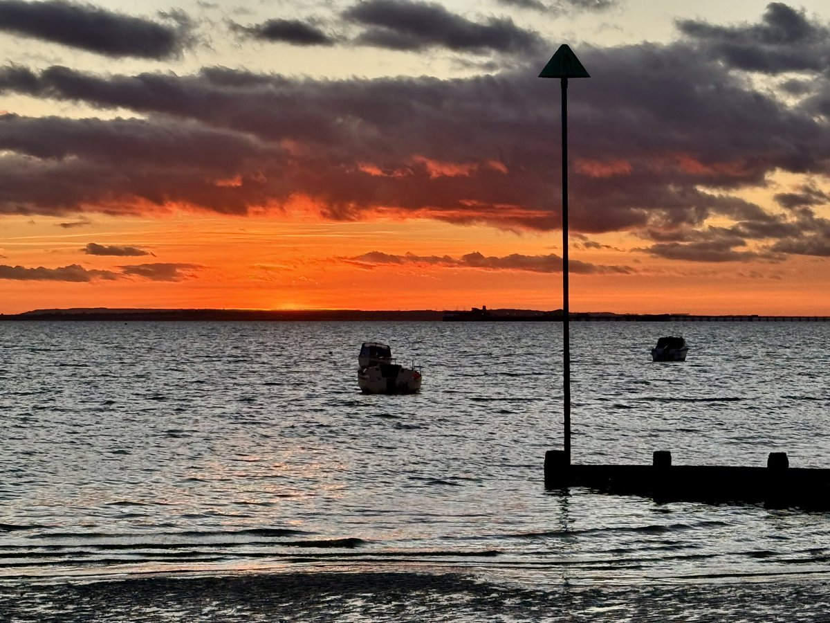 Last light over the Thames Estuary……..

#southendonsea #thorpebay #thamesestuary #sunset #cloudscape #seascape #stormhour 
@FriendsofSouthend <a href="/VisitSouthend/">Visit Southend</a> <a href="/thamesweather/">Thames Weather ❄️</a> <a href="/Shoeburygarriso/">Shoebury Garrison</a>