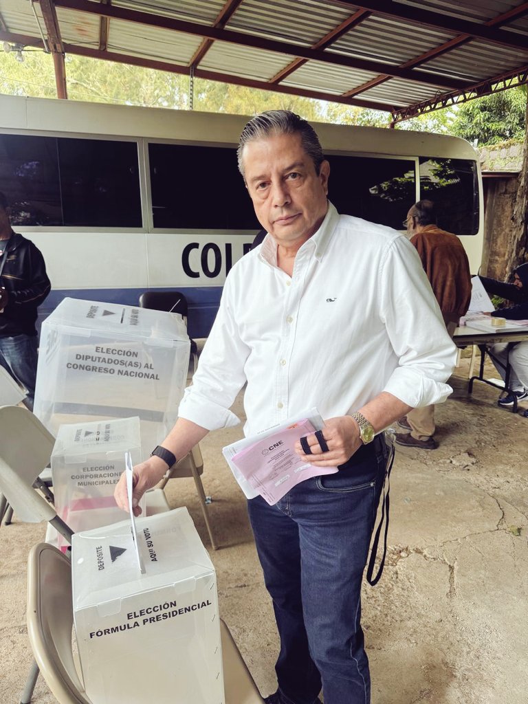 CCITPresidencia's tweet photo. Hoy ejercí mi voto con la convicción de que Honduras merece instituciones fuertes, procesos transparentes y un futuro construido entre todos. Participar es nuestro deber y también nuestra oportunidad de impulsar el país que queremos. #YoMarcoLaDiferencia https://t.co/E8GAYBRhXs