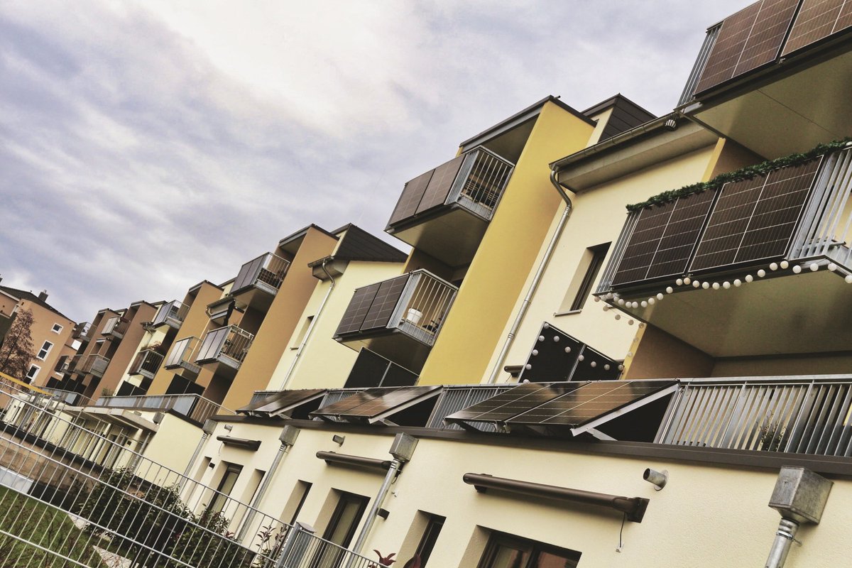 balkonsolar's tweet photo. In #Freiburg #StGeorgen Baslerlandstr. 101 wurden alle #Balkone aller #Häuser mit #BalkonSolar ausgestattet. So geht #Energiewende und es sieht auch einheitlich aus - Einheitlichkeit der Fassade ist ja eine wichtige Sekundärtugend in Deutschland. https://t.co/jqXtKV35he