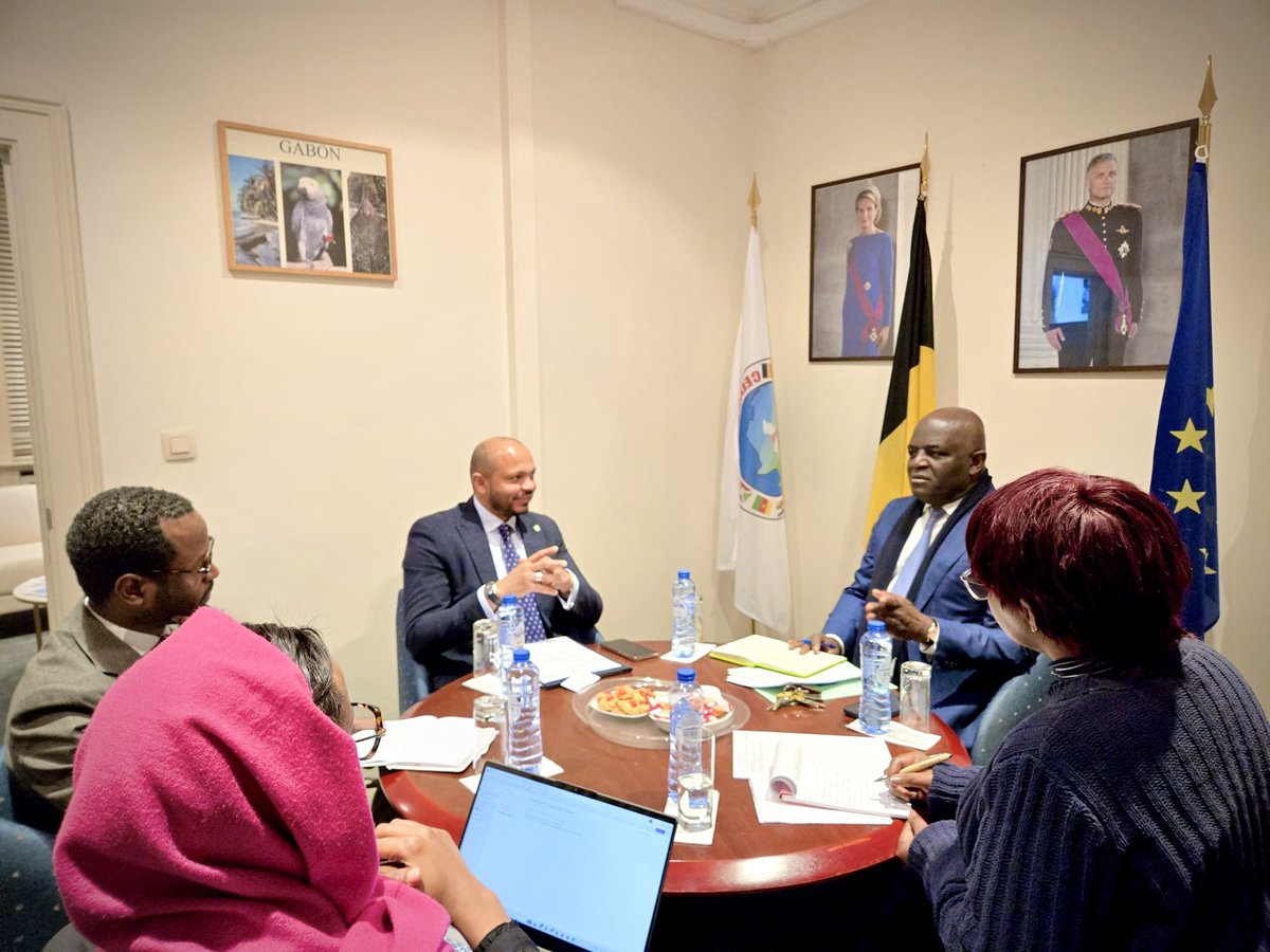 PressACP's tweet photo. Le Secrétaire général de l’OEACP, S.E. Moussa Saleh Batraki (@Mbatraki), a rencontré S.E. Eudes Régis Immongault Tatangani, Ambassadeur extraordinaire et plénipotentiaire de la République gabonaise (@DiplomatieGabon) auprès des pays du Benelux, de l’Union européenne et de l’OEACP.

Les échanges ont porté sur les préparatifs du Sommet de Malabo et, plus particulièrement, sur le rôle stratégique que le Gabon pourrait jouer lors du Forum des affaires et du secteur privé, plateforme clé destinée à renforcer les investissements, les partenariats et la coopération économique au sein de l’OEACP. 🌍🇬🇦

#OEACP #OACPS #OACPSat50 #Gabon #SommetDeMalabo