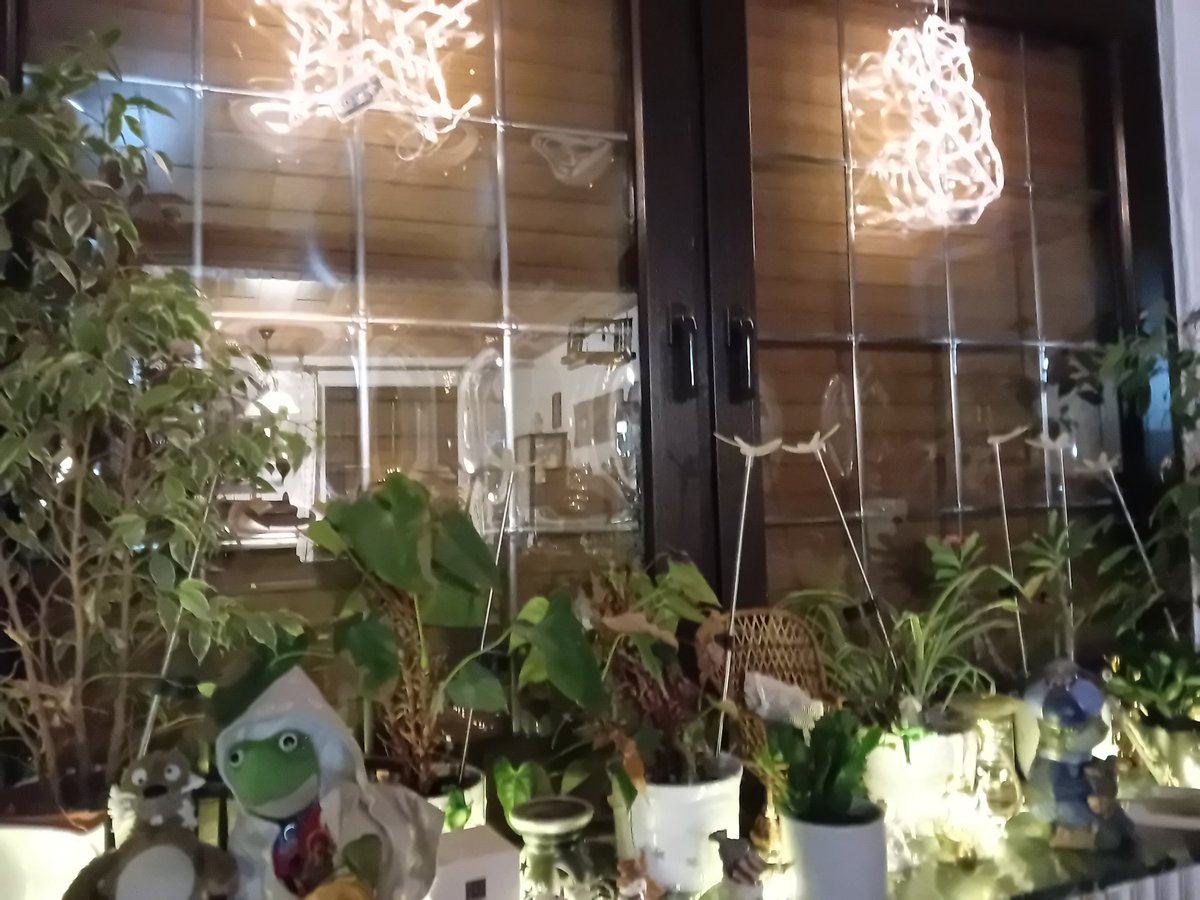 Wollt ihr mal sehen, wie es in Mamas Nähecke aussieht? Viel grün, Frösche und <a href="/KiffyBird/">Kiffy</a> siehst du dich mein Freund?