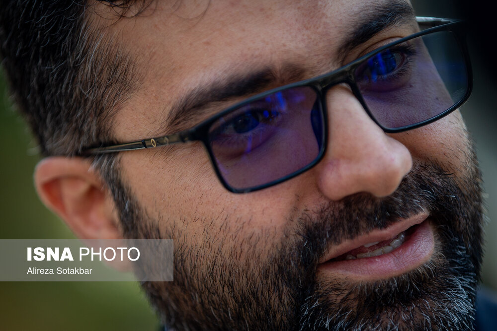 fardads's tweet image. هفته پیش در حیاط دولت، در حین مصاحبه با سقاب اصفهانی پرسیدم: آقازاده نیستید؟ گفت: نه. دوباره پرسیدم: دامادِ مقامات چطور؟ گفت: پدرخانمم آدم محترمیه، همسرم رو هم خیلی دوست دارم؛ اما داماد مقامات نیستم. 
جوابش کوتاه بود و بحث را همان‌جا بست. چند ثانیه بعد دوباره سمت خبرنگارهای دیگر…