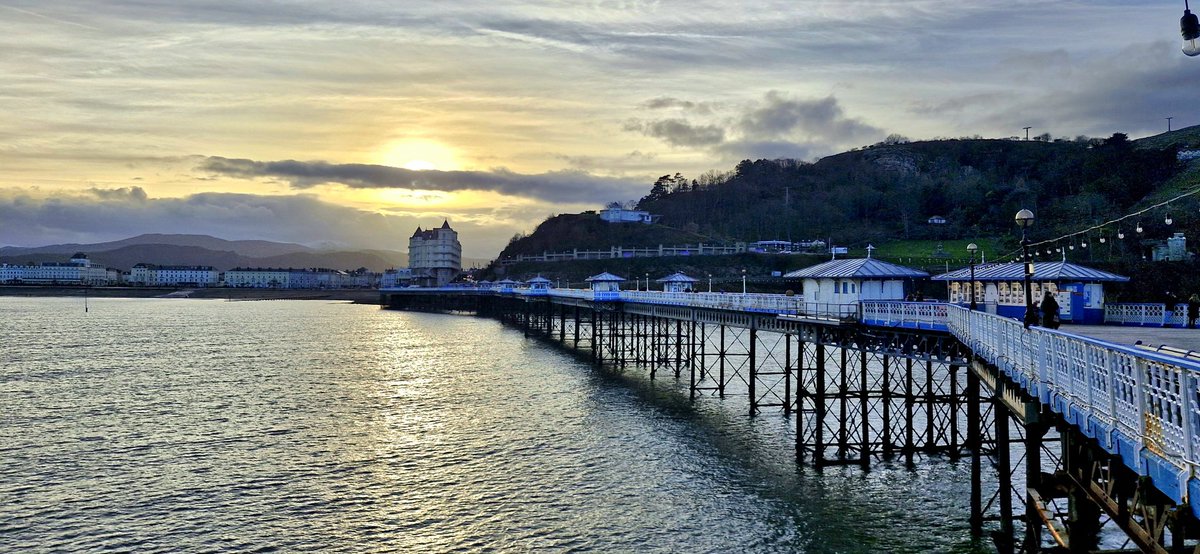 Marchlud Pier Llandudno pnawn yma/ Llandudno pier sunset this evening. <a href="/S4Ctywydd/">S4C Tywydd</a> <a href="/SabrinaJayneLee/">Sabrina Lee</a> <a href="/Sue_Charles/">Sue Charles</a> <a href="/BBCWthrWatchers/">BBC Weather Watchers</a> <a href="/DerekTheWeather/">Derek Brockway - weatherman</a> <a href="/Ruth_ITV/">Ruth_TV</a> <a href="/visitwales/">Visit Wales 🏴󠁧󠁢󠁷󠁬󠁳󠁿</a> <a href="/WalesCoastPath/">Llwybr Arfordir Cymru / Wales Coast Path</a> <a href="/ItsYourWales/">It's Your Wales</a> <a href="/yourwales/">Discover Your Wales</a> <a href="/Cymruwrthgalon/">All things Wales 🏴󠁧󠁢󠁷󠁬󠁳󠁿</a> <a href="/ITVWales/">ITV Wales News</a>