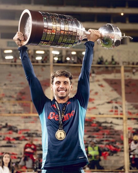 lg_castello97's tweet photo. Se tem alguém que merecia demais viver esse momento na história do Flamengo, esse alguém é Rodrigo Caio. Foram inúmeras lesões que o impediram de ser ainda mais do que já era, mas nunca faltou respeito e comprometimento. Um dos nossos, para sempre. Eterno Xerife. https://t.co/h0Z84vnnV6