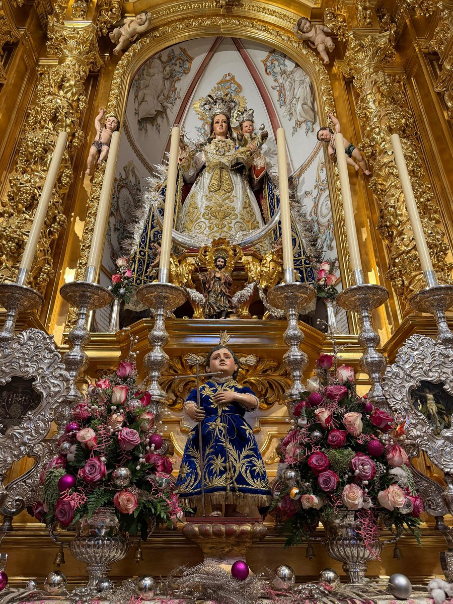 Nuestra Señora regresa a su camarín tras el Rosario Votivo, y con la capilla ya exornada para los tiempos de Adviento y Navidad.

¡Ave María!

#CofradíasMLG
