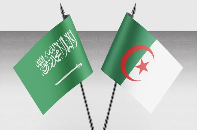 واحد قالي انت تبحث عن الجنسية السعودية
قلت له:
1:انا زرت السعودية لأداء عمرة سنة2013
 شفت كمية الترحيب كبيرة من السعوديين حيثما ذهبت خصوصا في الفندق
2 :لما كنت هناك تمنتيت إقامة في السعودية أعمل منظف بلاط حول الكعبة فقط، تقربا لله الى ان يتوفاني

حبي للسعودية حب ايماني وليس دنيوي