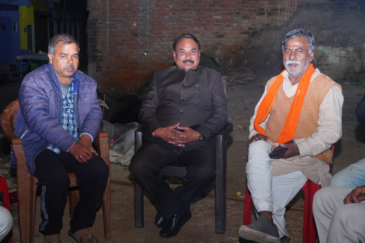 bpsvermabjp's tweet photo. आज संसदीय क्षेत्र जालौन की गरौठा विधानसभा के अंतर्गत समथर नगर में भाजपा किसान मोर्चा के जिला उपाध्यक्ष श्री मनोज तिवारी जी की पूज्यनीय माता जी के निधन की दुखद जानकारी मिलने पर उनके आवास पर पहुंचकर शोक संवेदना व्यक्त की। https://t.co/RpOSJbdo2i