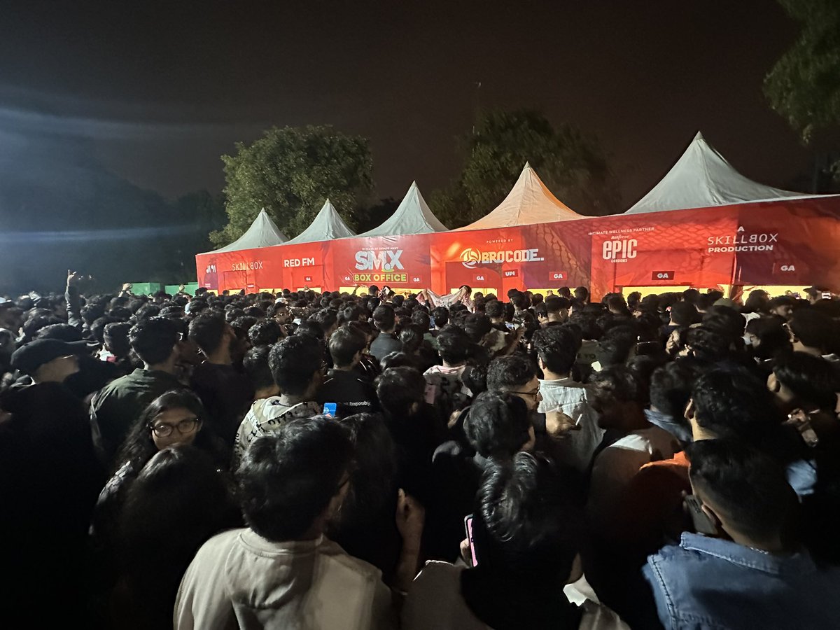 jonezzz04's tweet photo. #seedhemaut literally, high time you guys sign a better partner to manage shows.
2 kaudi ka #skillbox bkl, itna narrow entry, and this was when already show was 20 mins in, and wtf no reason they called off at 9:20pm and shut it down, before they sang #shutdown https://t.co/2TpmnLcMjf