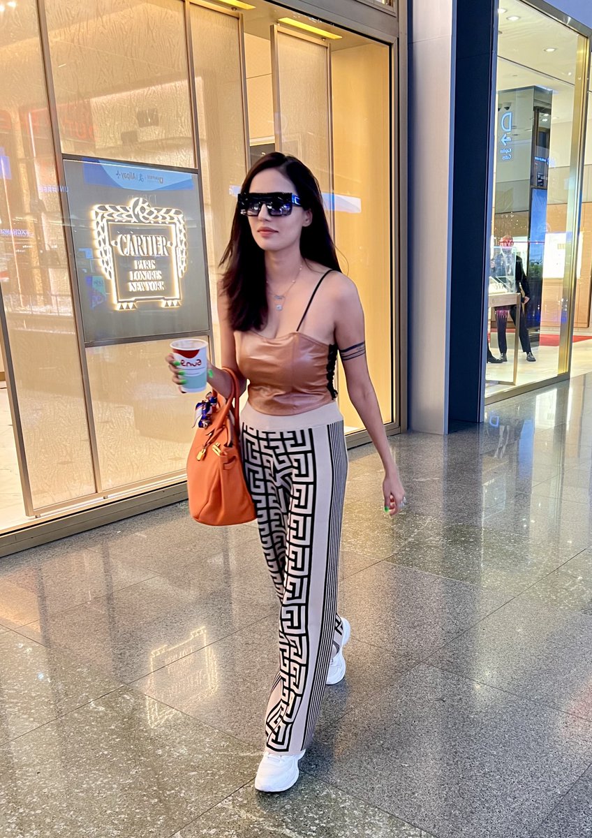 NityaOfficial's tweet photo. The vibe is luxury, the mindset is hustle! 🍂🧡✨ https://t.co/LUsmoGq567