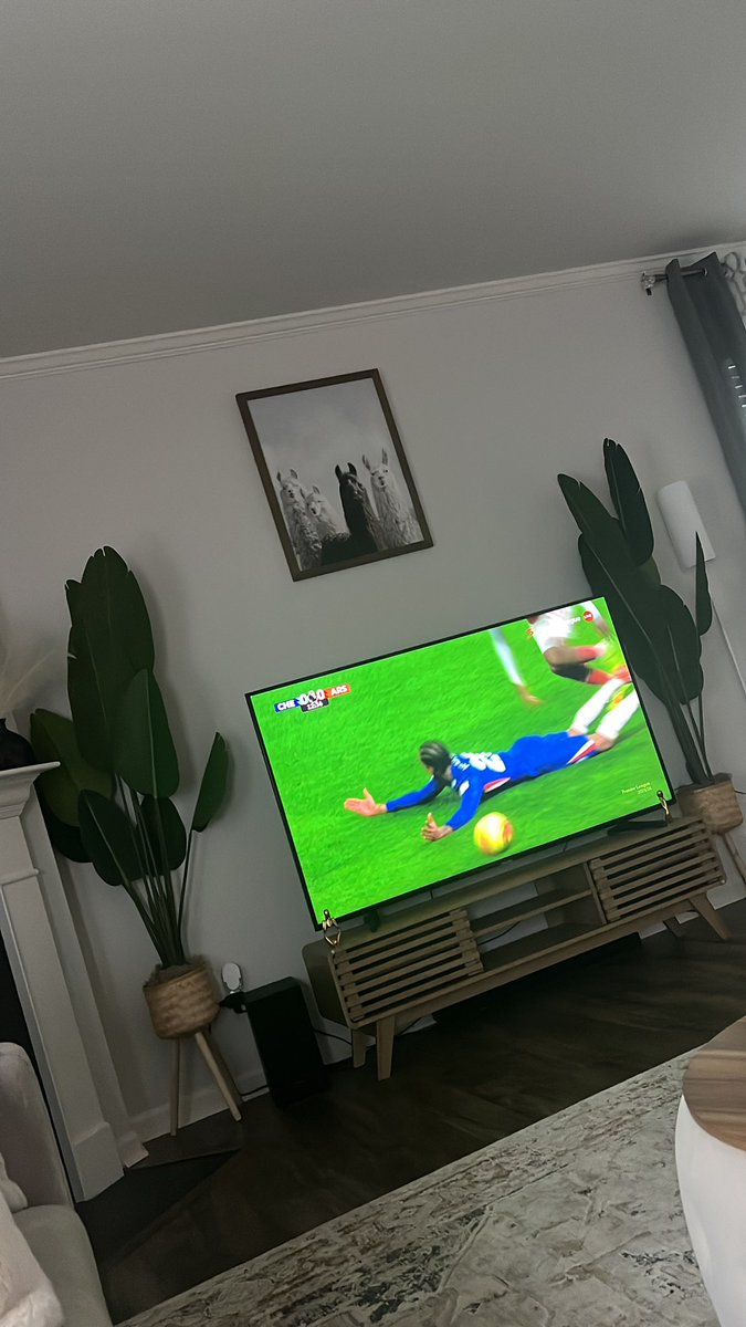 Arsenal definitely winning this game, Nothing you wan tell me.