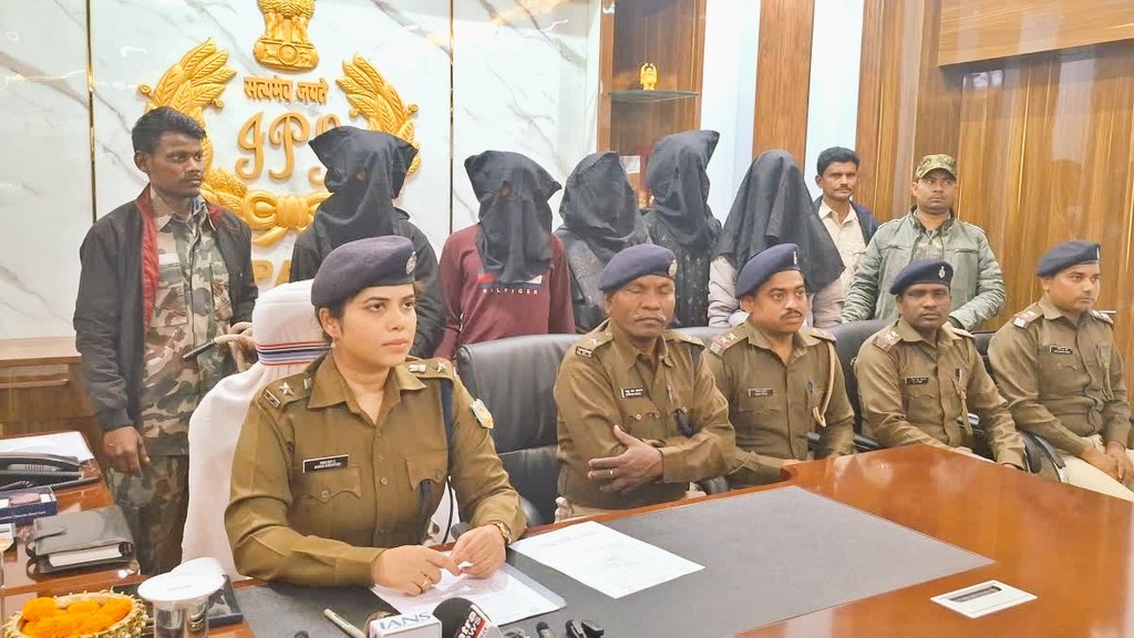 गोदी मीडिया आप को ऐसी घटनाएं नहीं दिखायेगी...

झारखंड के पाकुड़ ज़िले में एक घटना सामने आई है। मेले से लौट रहे एक दंपत्ति को रोक कर महिला को ज़बरदस्ती खींचकर ले जाया गया...

 आरोप है कि पाँच लोगों डोमा, मनोज, चैता, लुखी और भीमा ने उसके साथ सामूहिक दुष्कर्म किया।

आरोपियों को